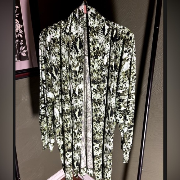 Womens Comfort Code Cuddl Duds Open Cardigan Green Animal Print M Thumb Holes - Picture 7 of 7